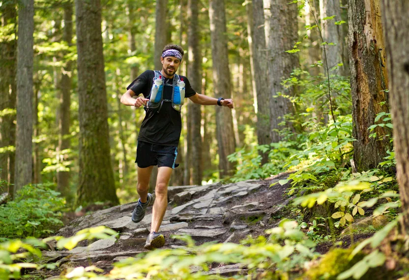 Estudiante corriendo por un bosque canadiense